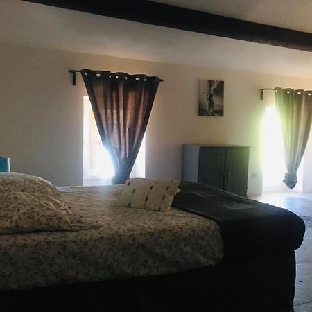 Aux Pieds Tanques Hotel Barbentane ภายนอก รูปภาพ